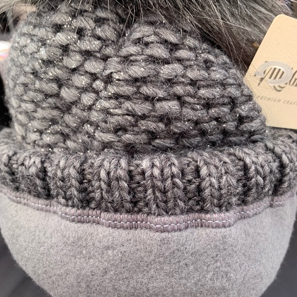 Gray Single Pom Insulated Beanie - Picture 4 of 4